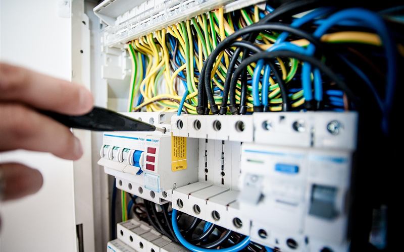 Prüfung eines Fehlerstrom-Schutzschalters im Hausverteiler