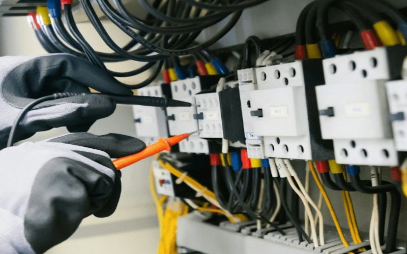 Elektriker prüft eine Verteilung mit dem Spannungsprüfer
