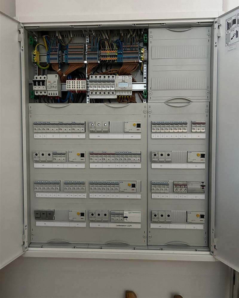 Neu aufgebauter, beschrifteter Zählerschrank mit Unterverteilung und Absicherung für die Ladestation
